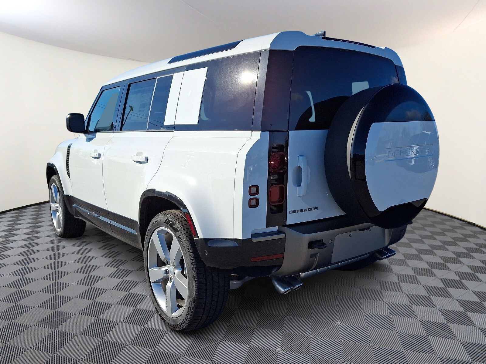 2025 Land Rover Defender 110 X-Dynamic SE photo 2