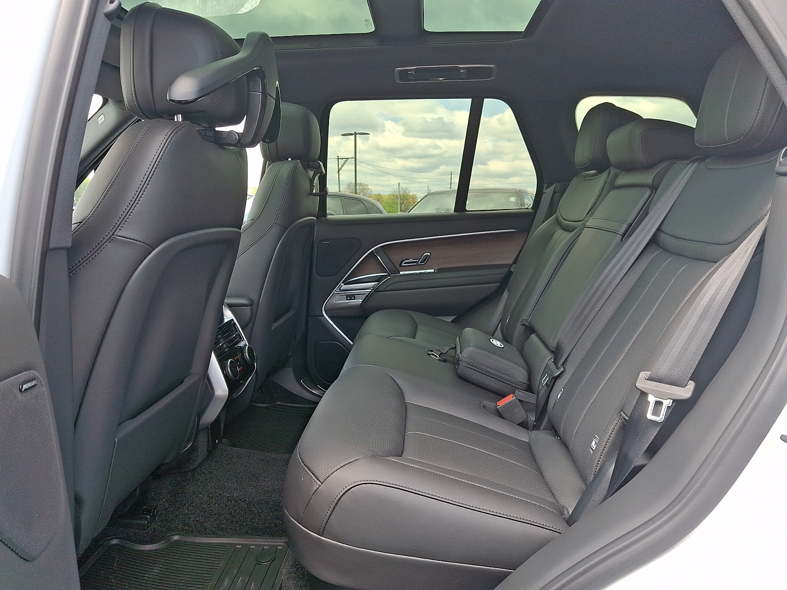 2026 Land Rover Range Rover SE - Photo 8