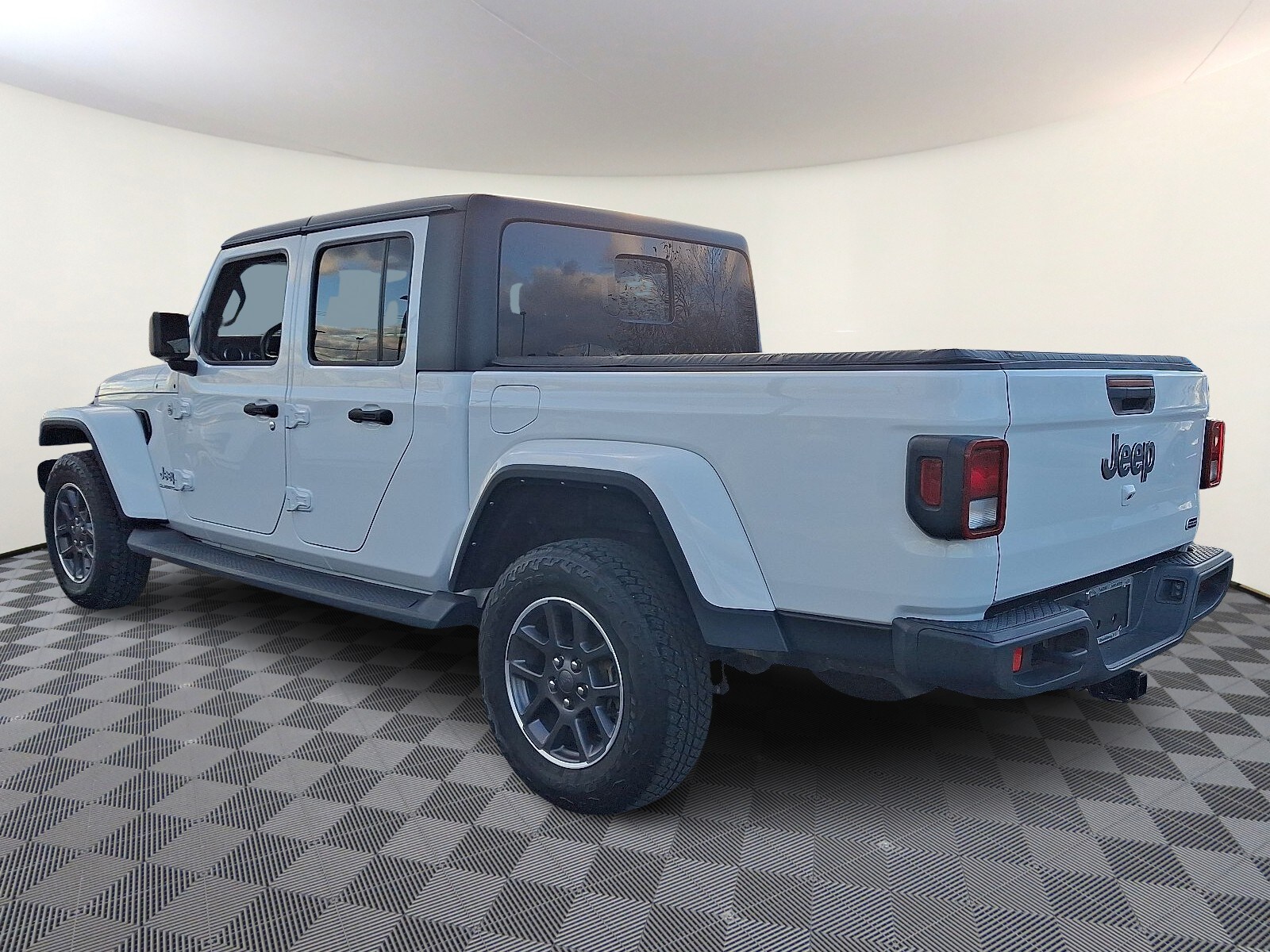 2022 Jeep Gladiator Overland photo 2