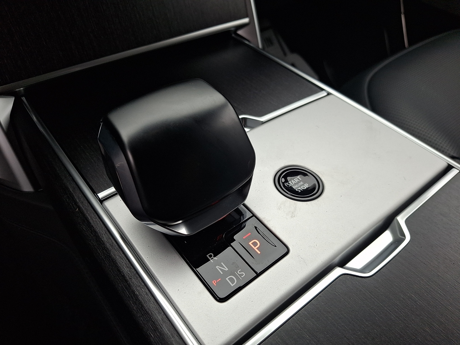 2026 Land Rover Range Rover SV - Photo 12