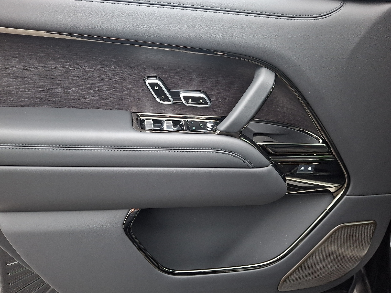 2026 Land Rover Range Rover SV - Photo 10