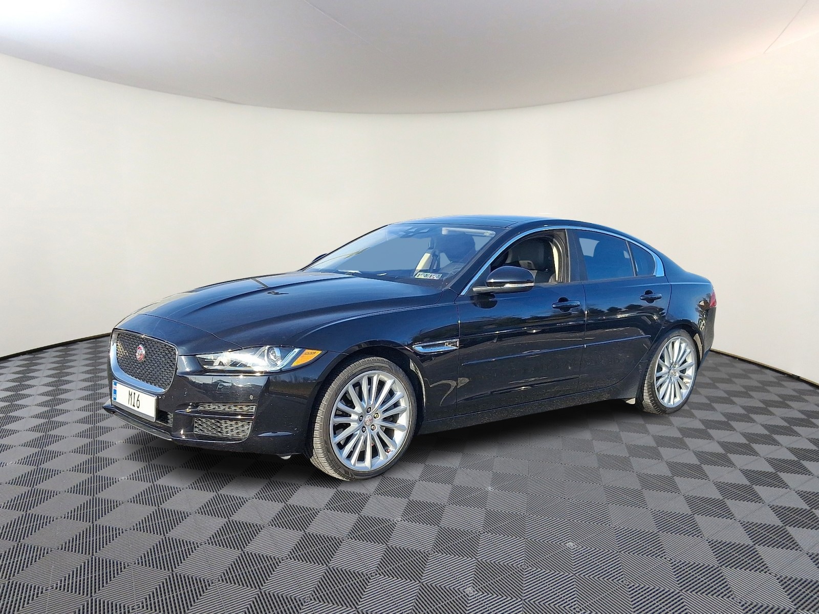 2017 Jaguar XE Premium's photo