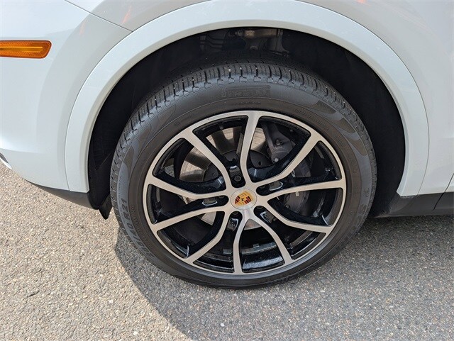 2023 Porsche Cayenne Platinum Edition photo 3
