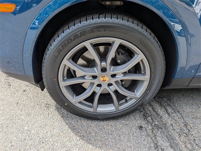 2024 Porsche Cayenne Base photo 3