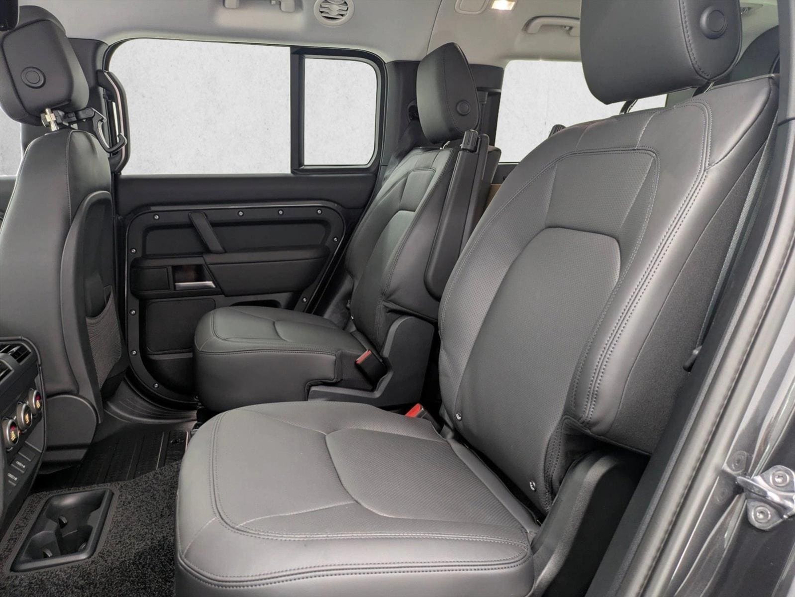 2026 Land Rover Defender X-Dynamic SE - Photo 12