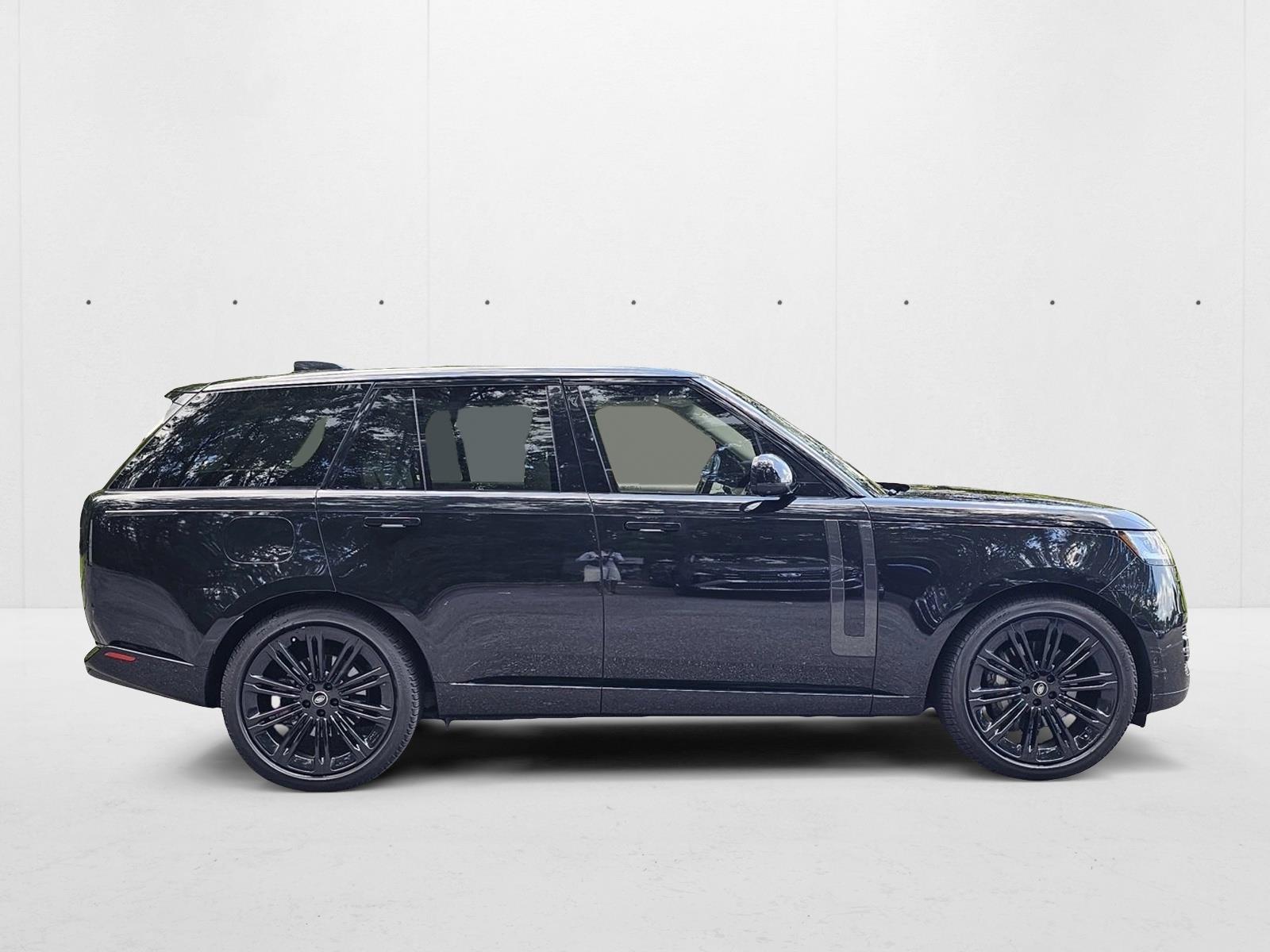 2023 Land Rover Range Rover SE photo 2