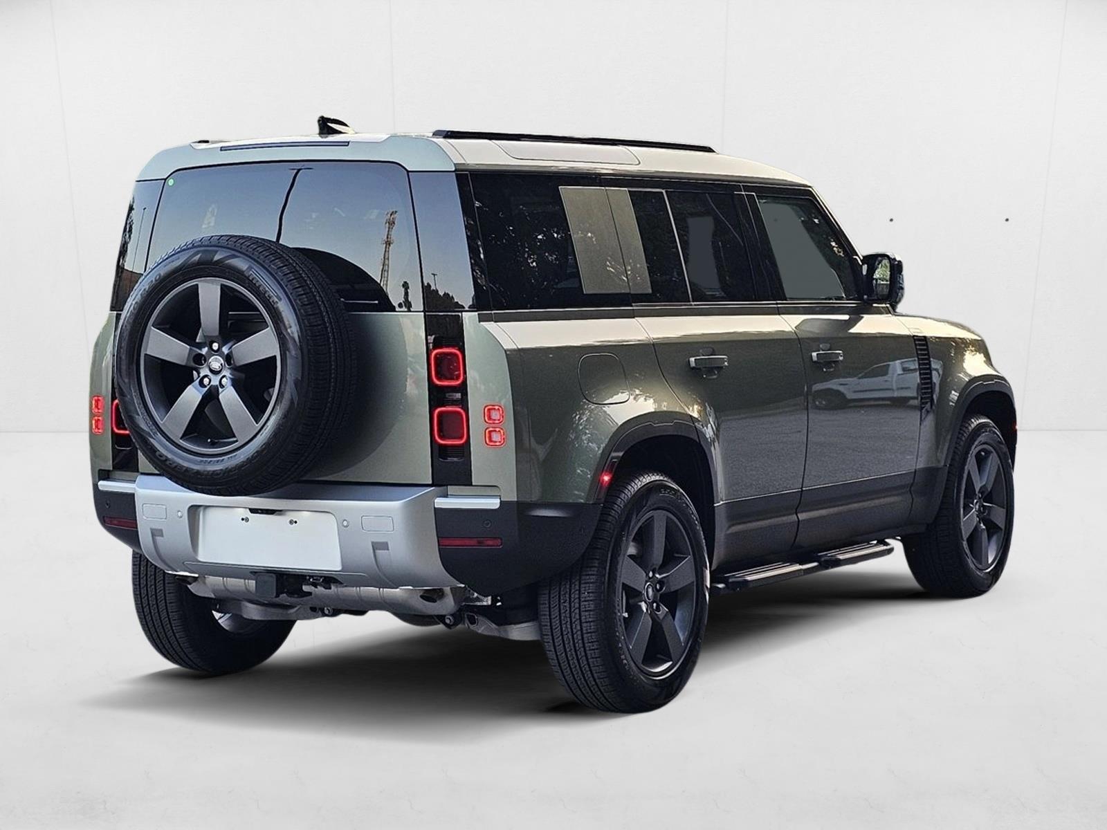 2025 Land Rover Defender 110 S photo 2