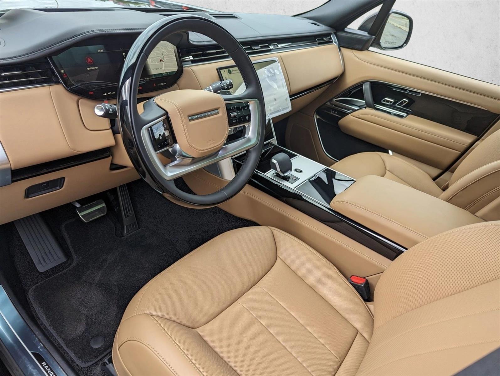 2025 Land Rover Range Rover SE photo 3