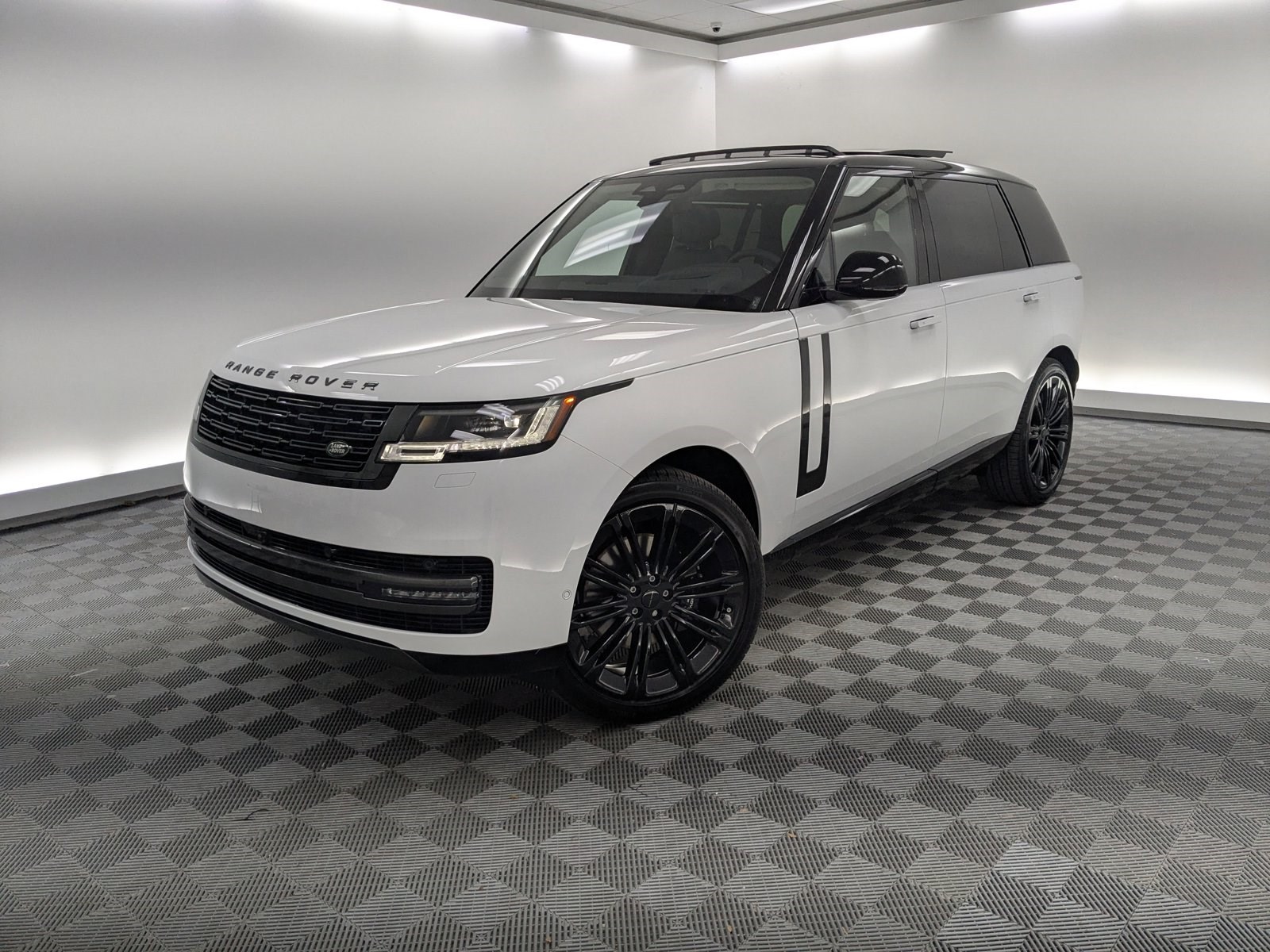 2026 Land Rover Range Rover SE's photo