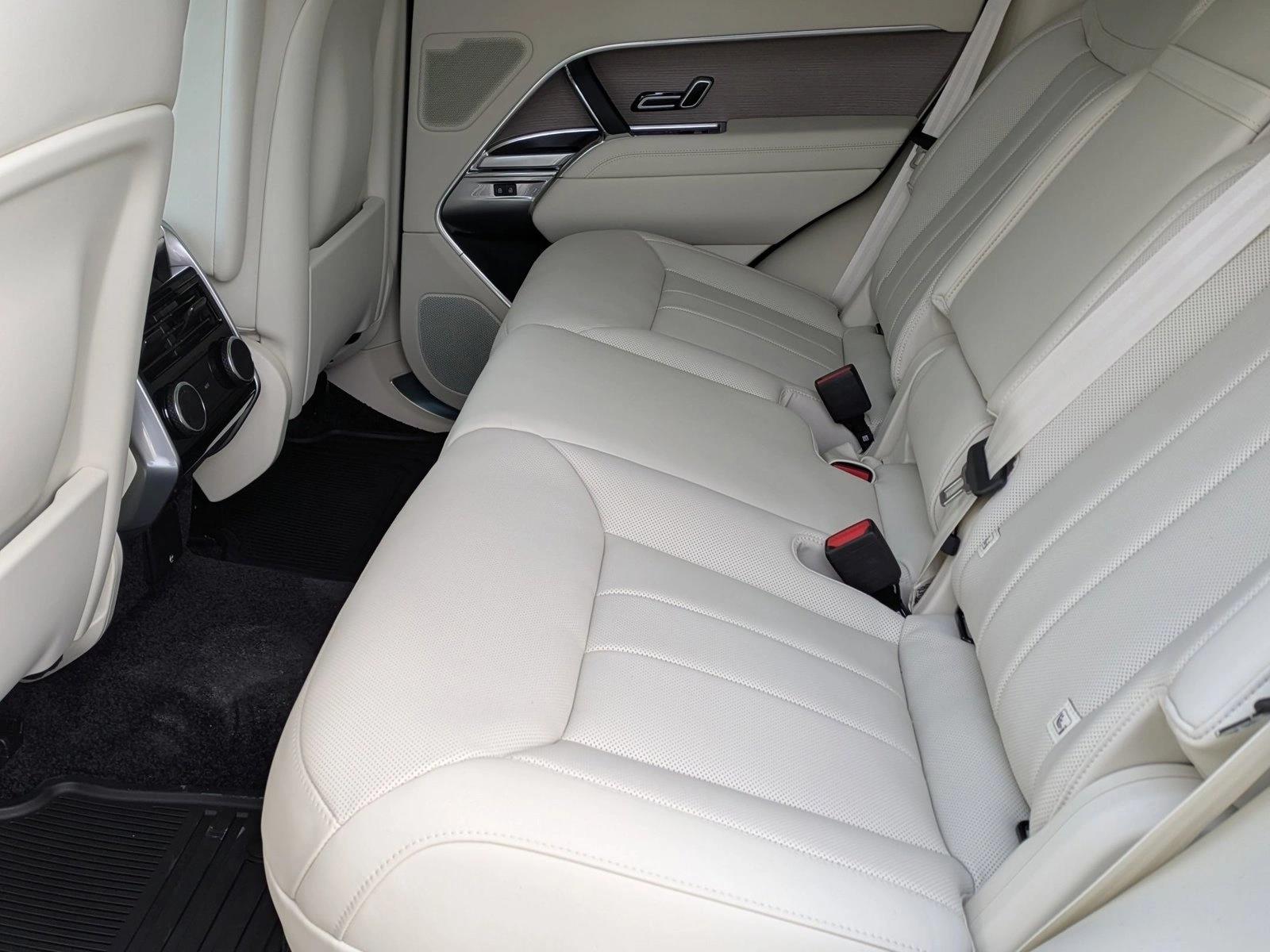 2026 Land Rover Range Rover SE - Photo 17