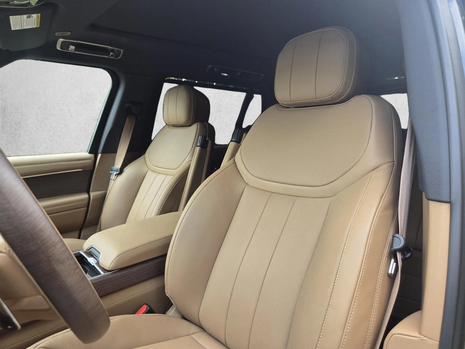 2025 Land Rover Range Rover SE photo 2
