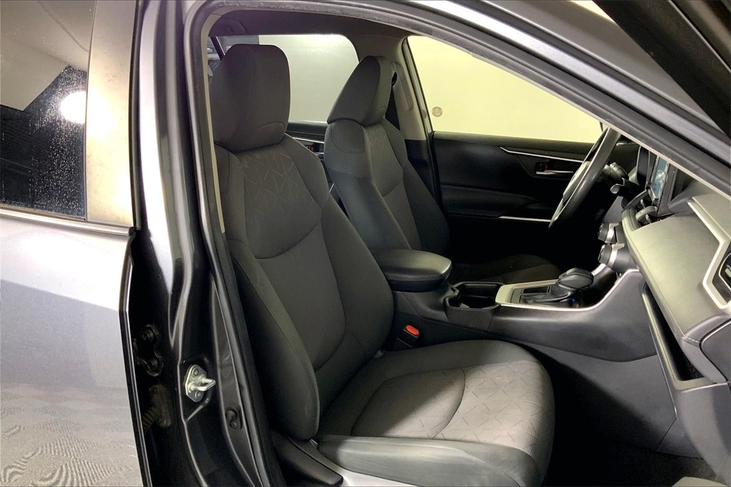 2021 Toyota RAV4 XLE photo 4