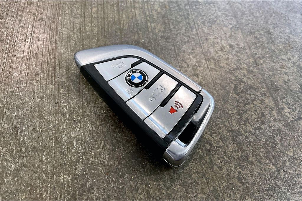 2019 BMW 5 Series 530e - Photo 11