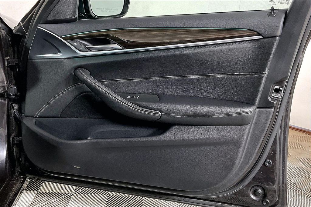 2019 BMW 5 Series 530e - Photo 23