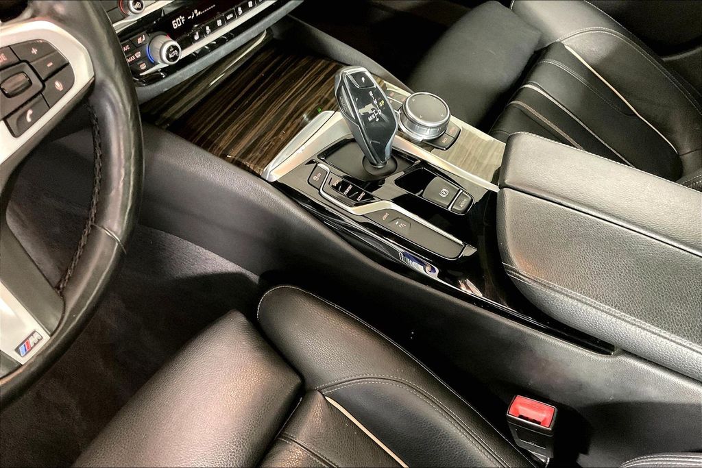 2019 BMW 5 Series 530e - Photo 17