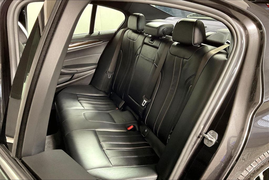 2019 BMW 5 Series 530e - Photo 25