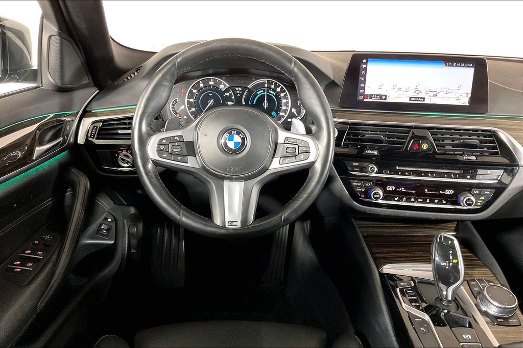 2019 BMW 5 Series 530e - Photo 4