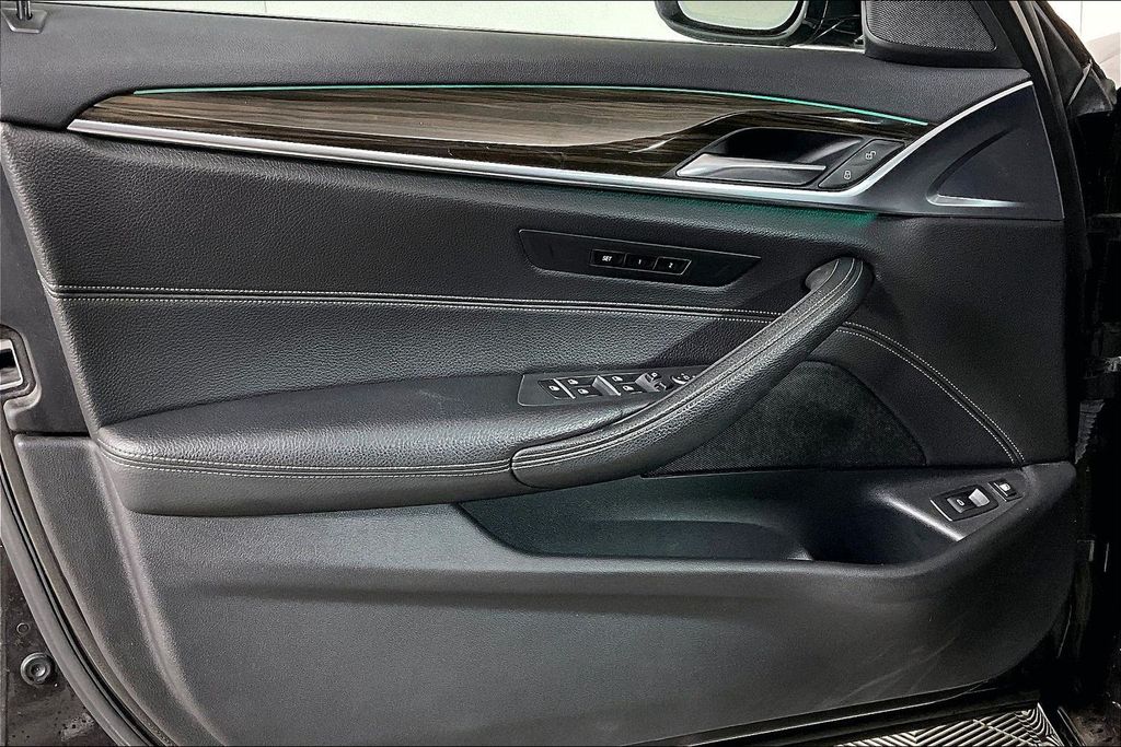 2019 BMW 5 Series 530e - Photo 22