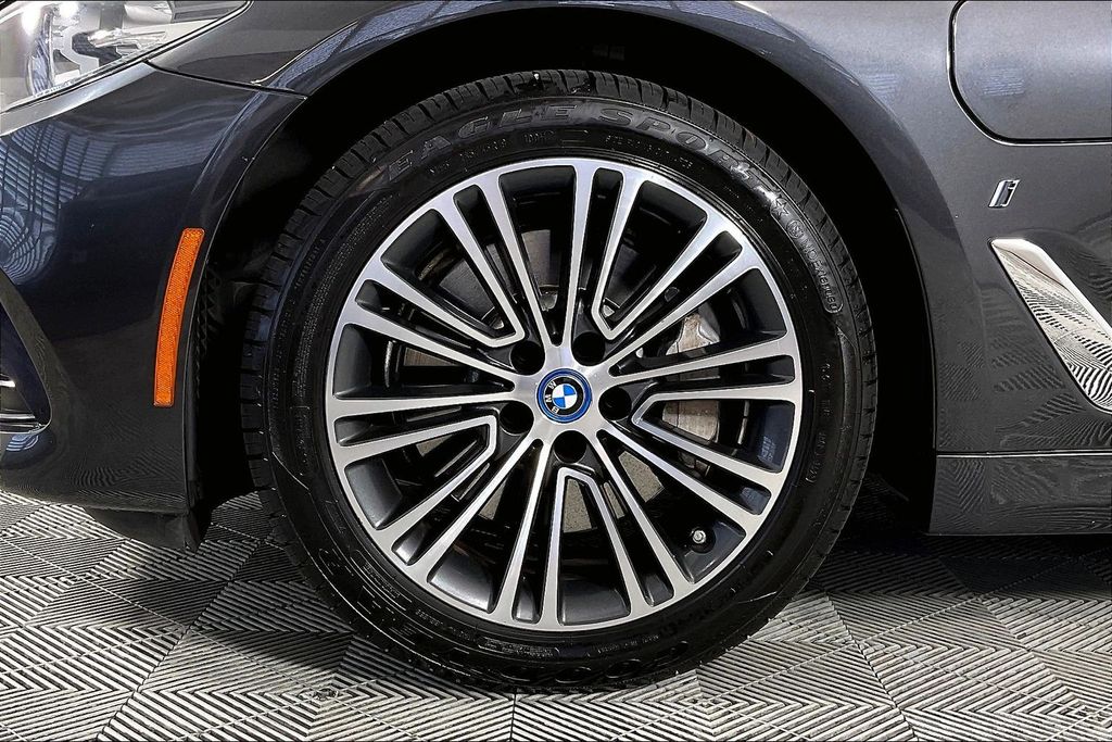 2019 BMW 5 Series 530e - Photo 8