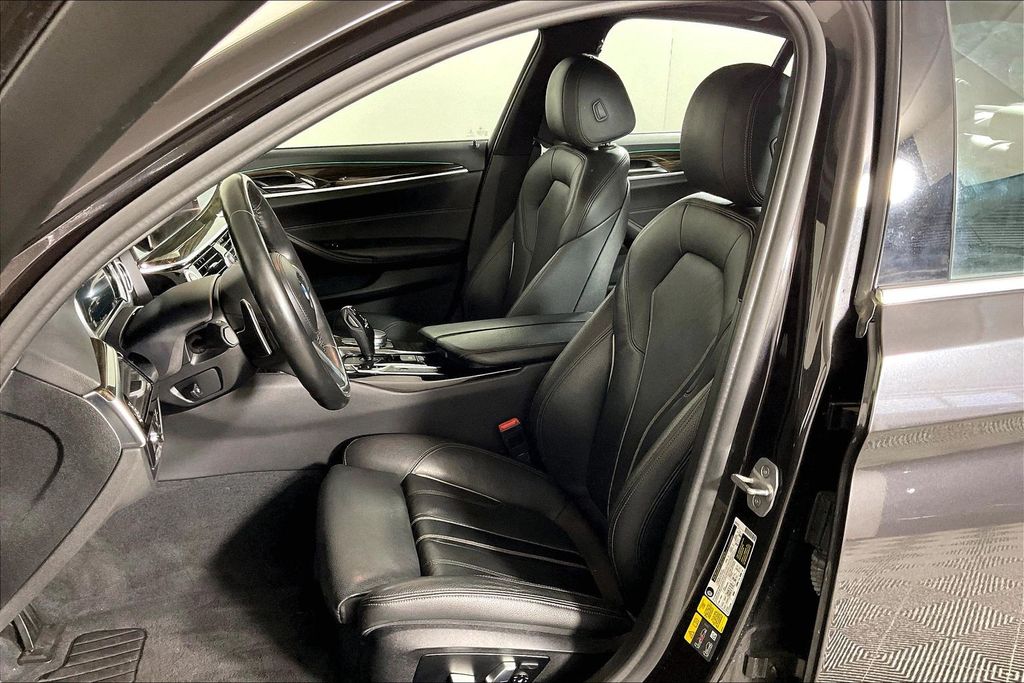 2019 BMW 5 Series 530e - Photo 24