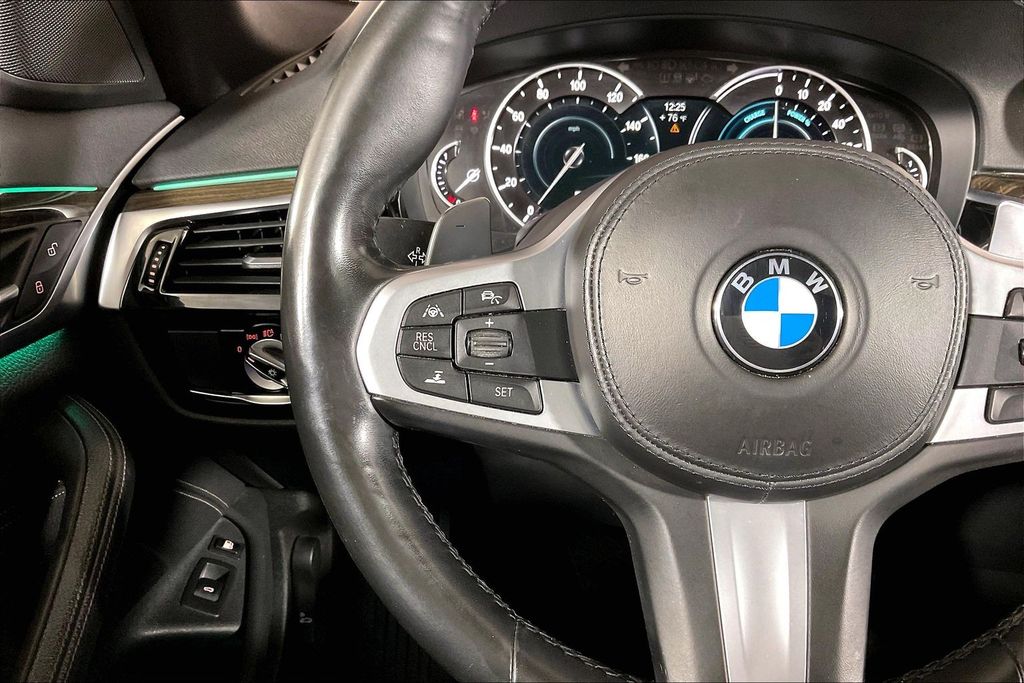 2019 BMW 5 Series 530e - Photo 18