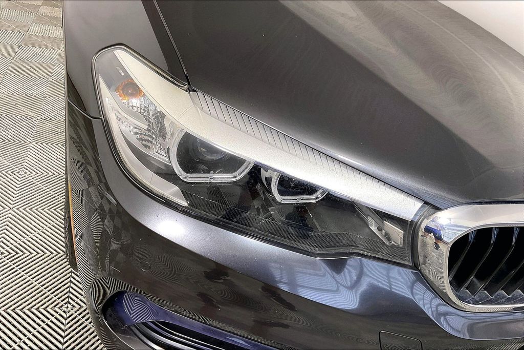 2019 BMW 5 Series 530e - Photo 27