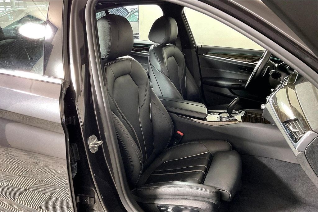 2019 BMW 5 Series 530e - Photo 6