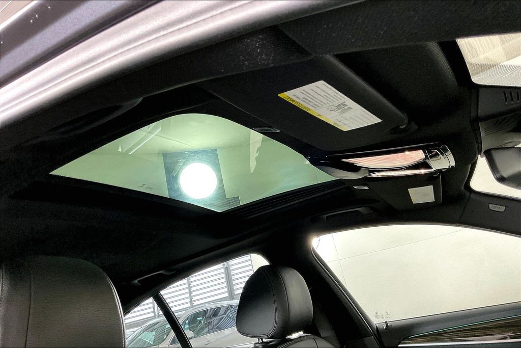 2019 BMW 5 Series 530e - Photo 29