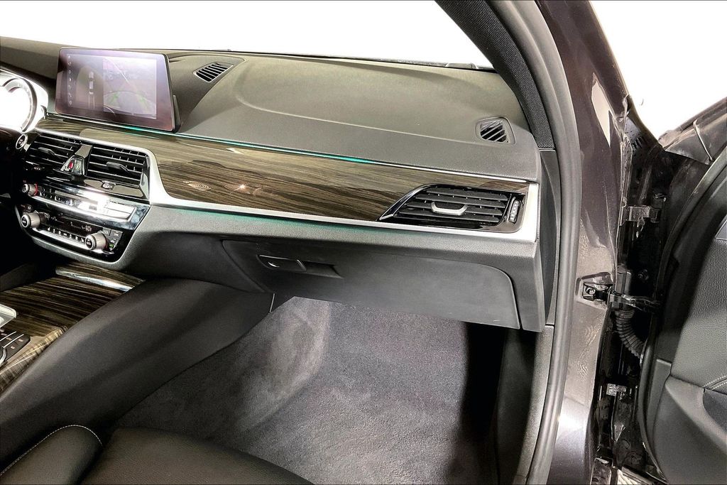 2019 BMW 5 Series 530e - Photo 16