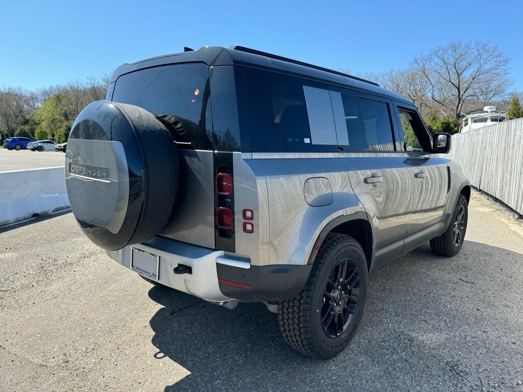 2025 Land Rover Defender 110 S photo 3