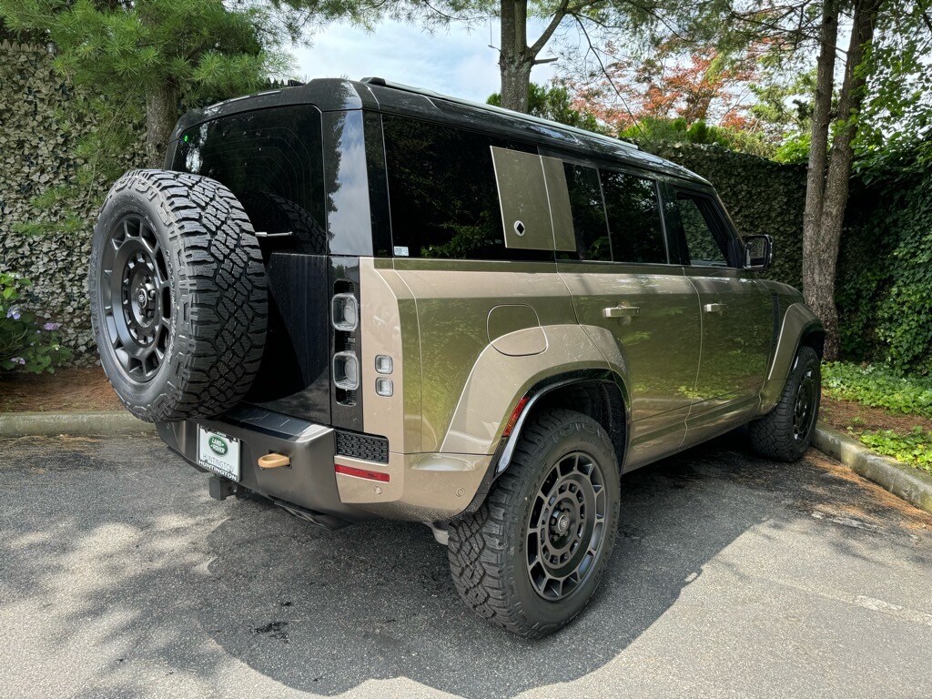 2025 Land Rover Defender 110 photo 4