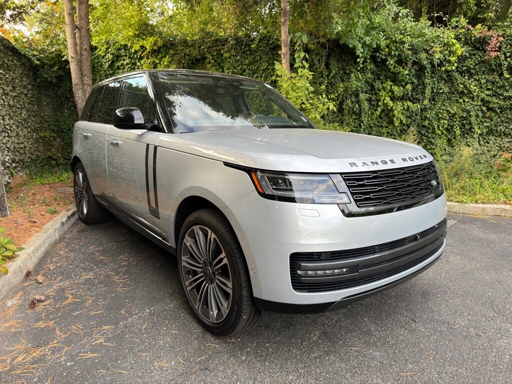 2025 Land Rover Range Rover SE photo 3