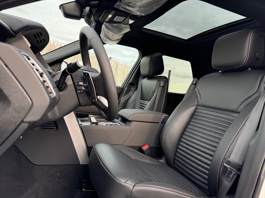 2025 Land Rover Discovery S photo 4