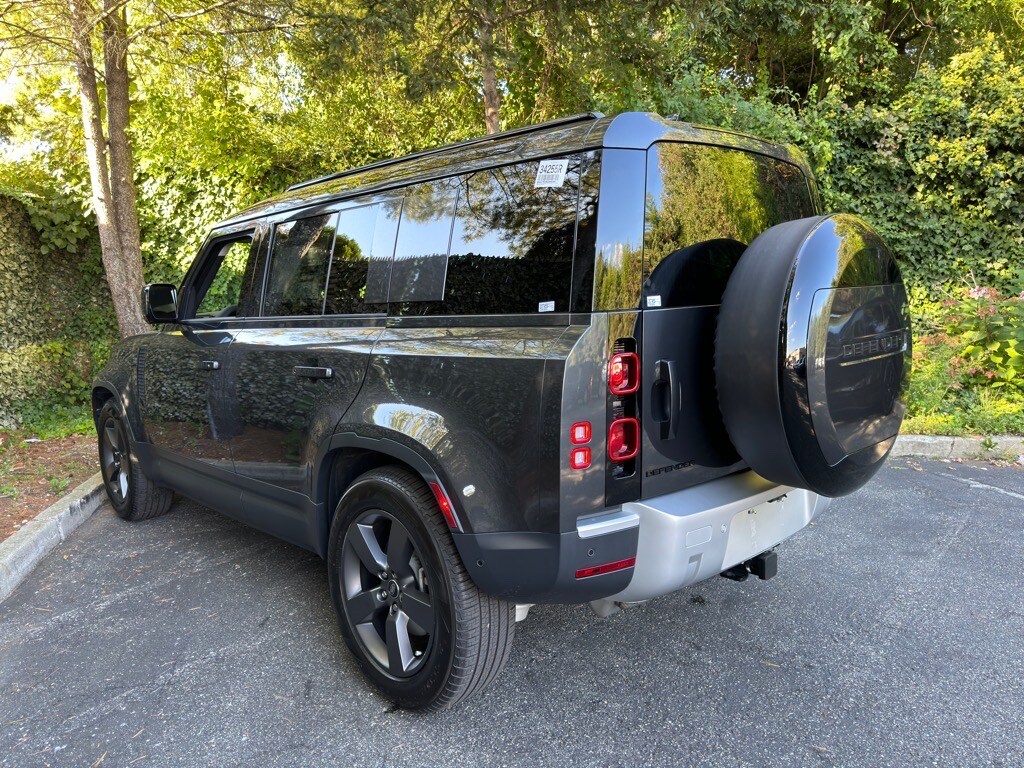 2025 Land Rover Defender 110 S photo 3