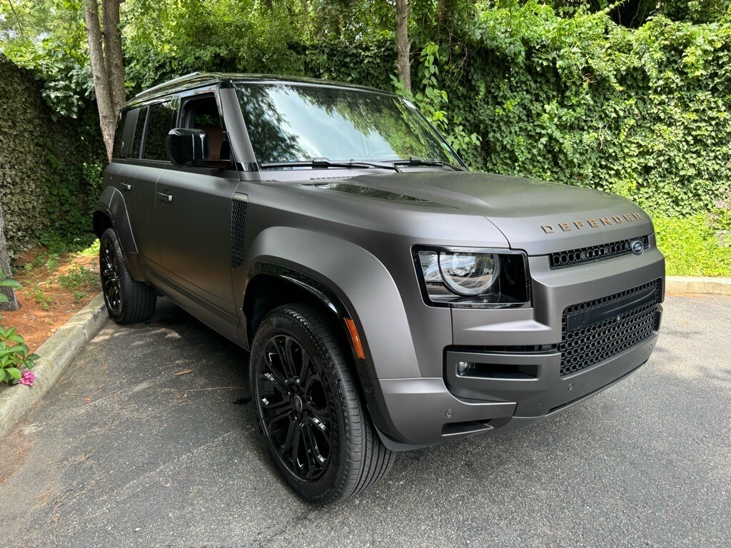 2025 Land Rover Defender 110 photo 2