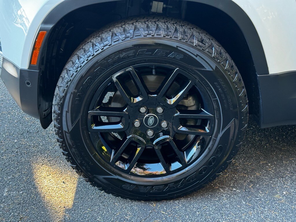 2024 Land Rover Defender 90 S photo 3