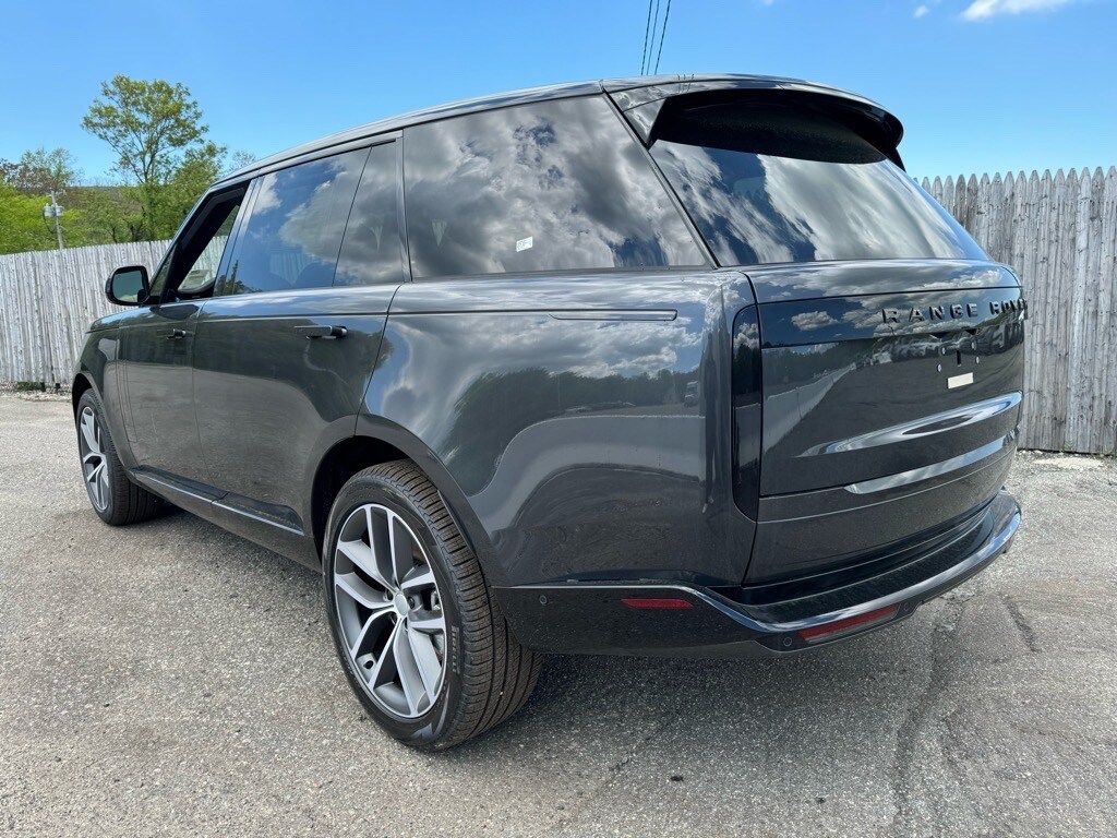 2025 Land Rover Range Rover SE photo 2