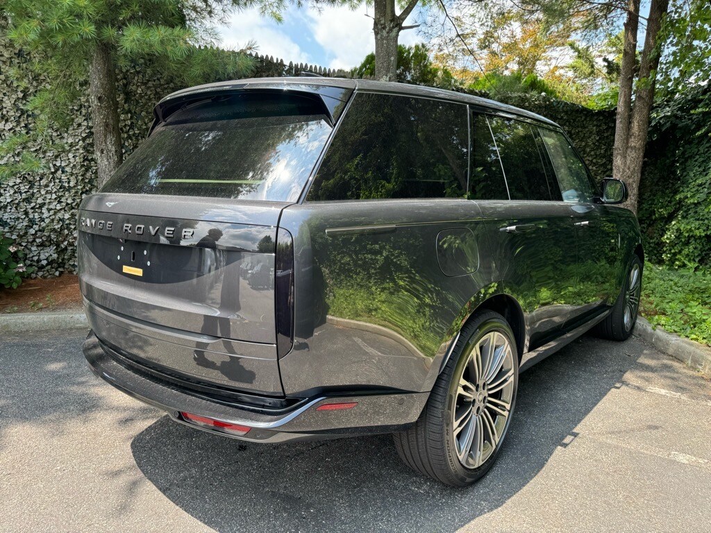 2025 Land Rover Range Rover SE photo 4