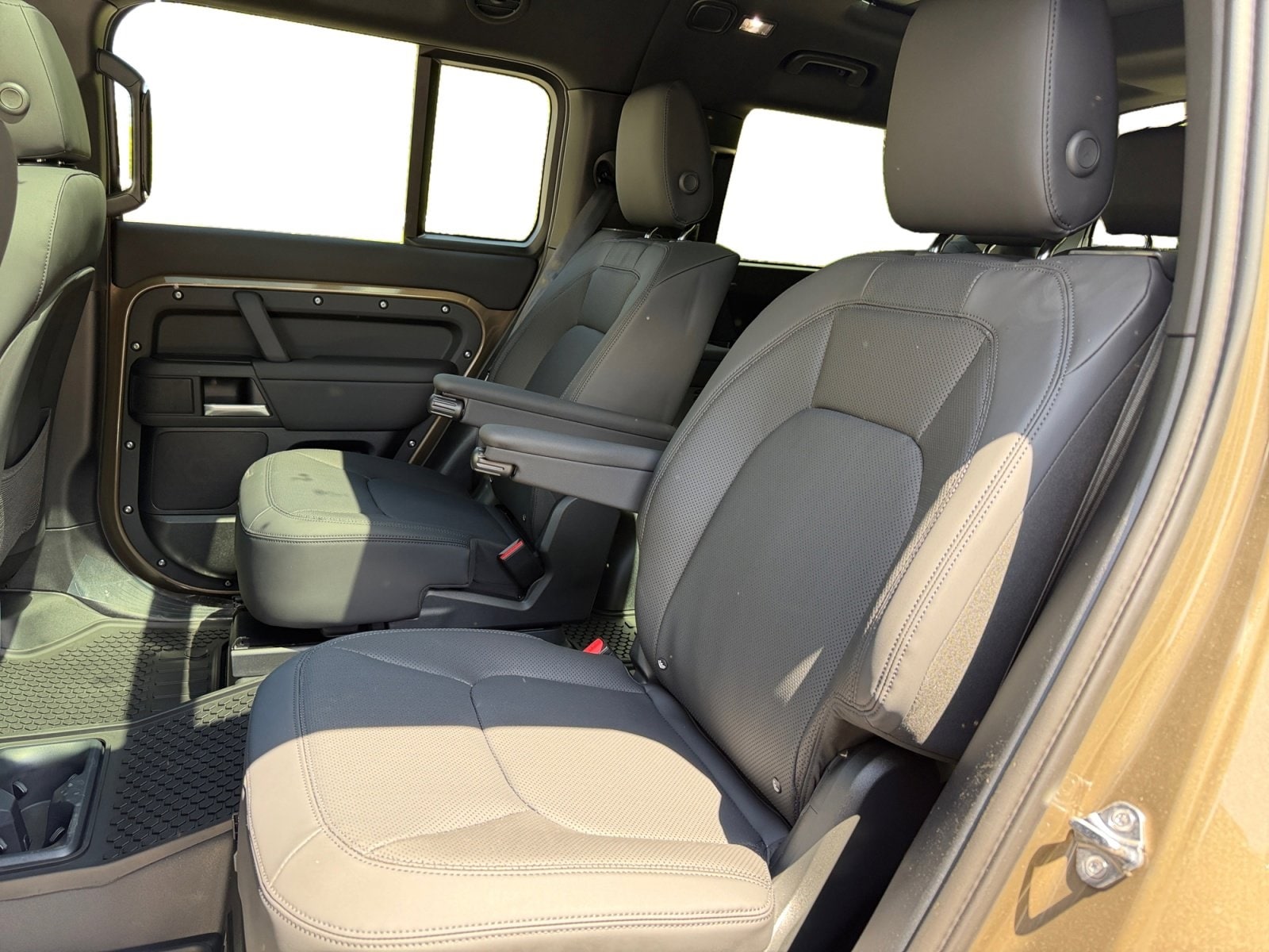 2026 Land Rover Defender X-Dynamic SE - Photo 16