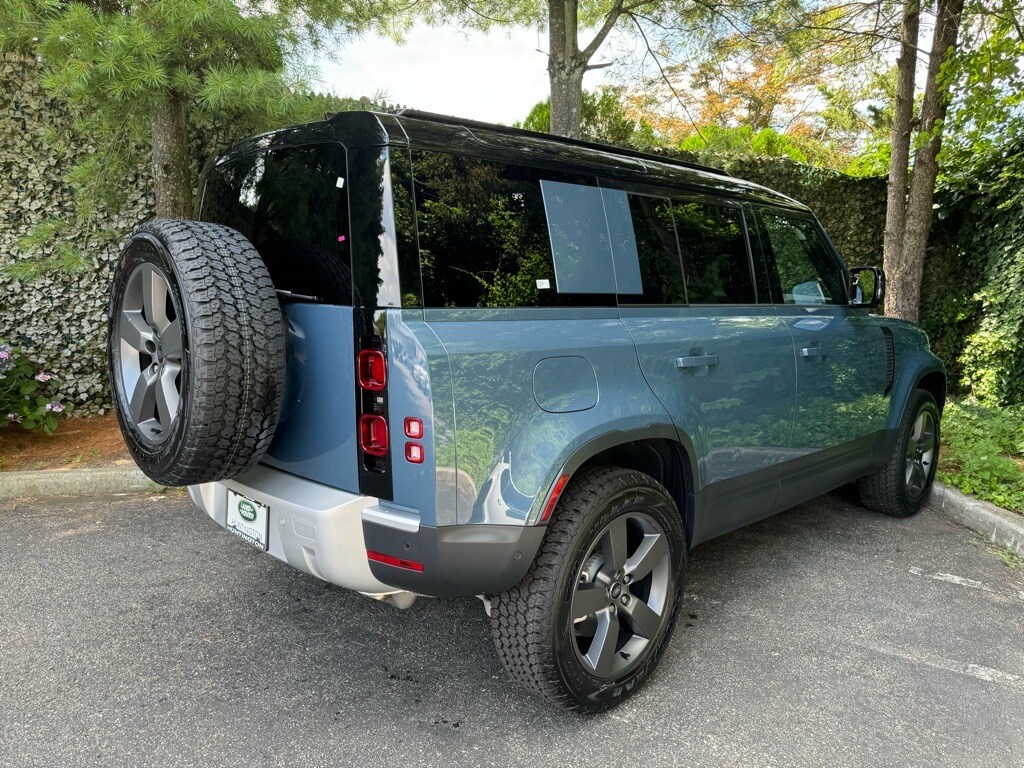 2025 Land Rover Defender 110 S photo 4
