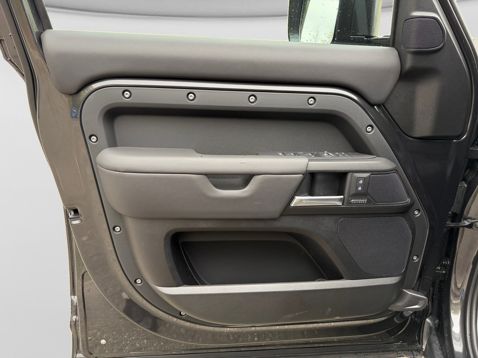 2026 Land Rover Defender V8 - Photo 12