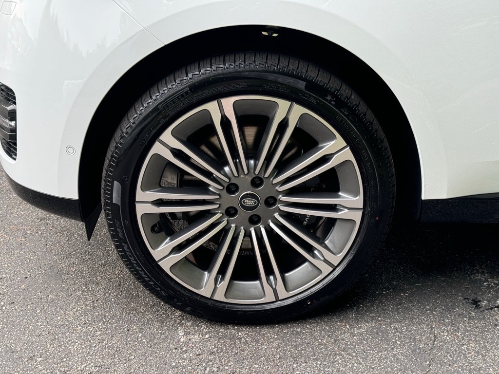 New 2025 Land Rover Range Rover SE SUV