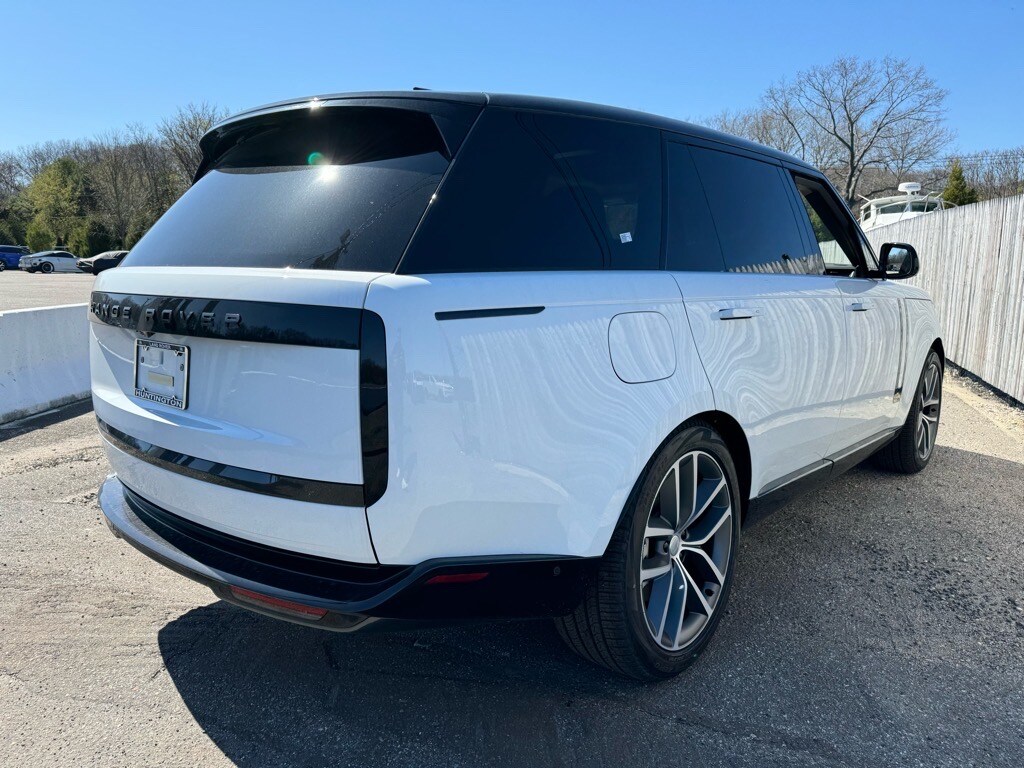 2025 Land Rover Range Rover SE photo 3