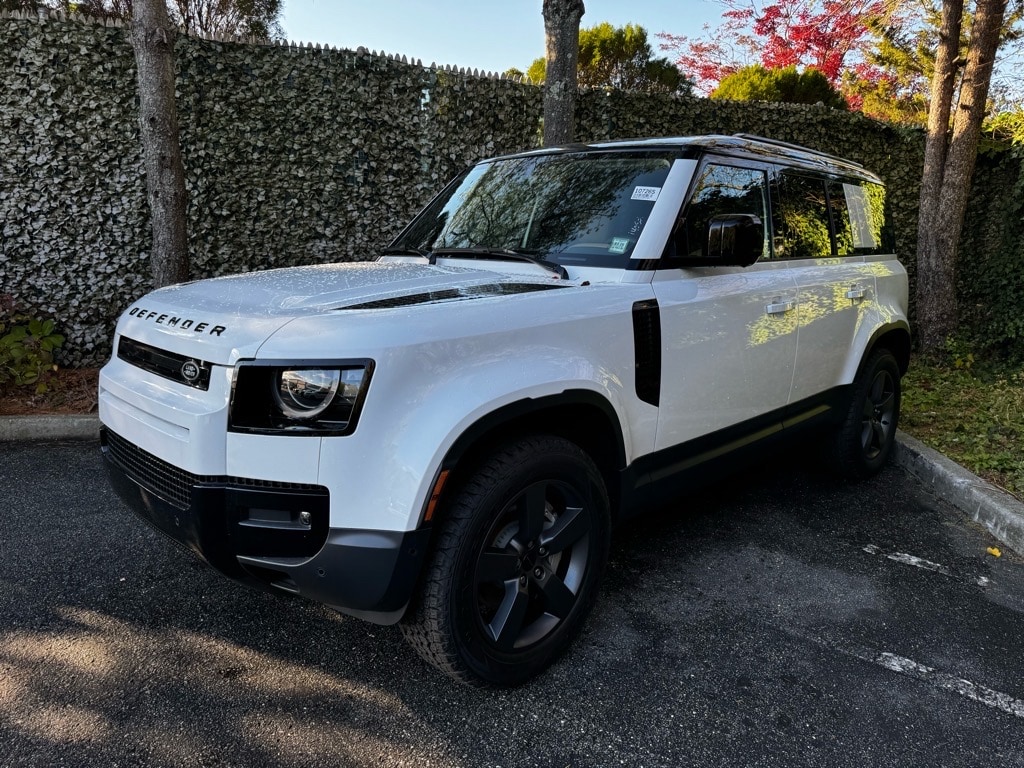 2026 Land Rover Defender S's photo