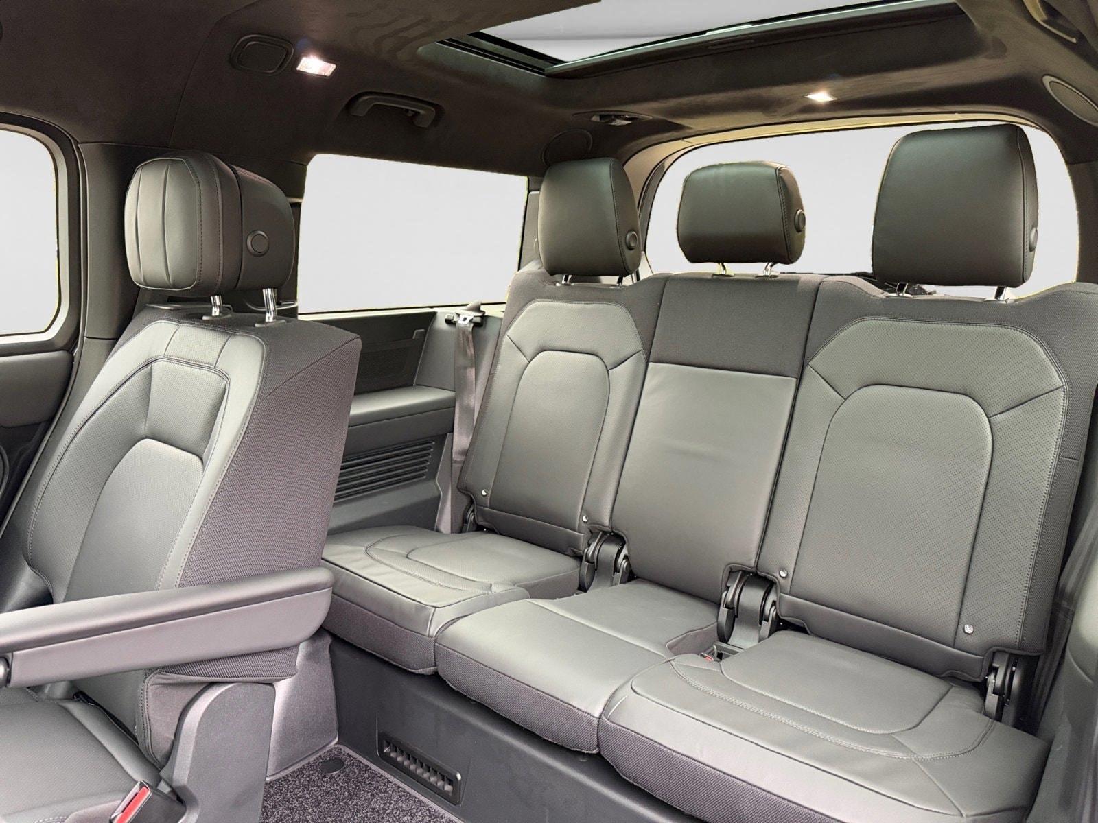 2026 Land Rover Defender V8 - Photo 26
