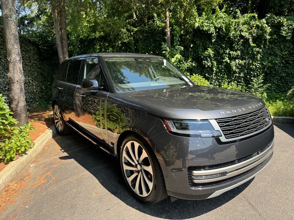 2025 Land Rover Range Rover SE photo 2