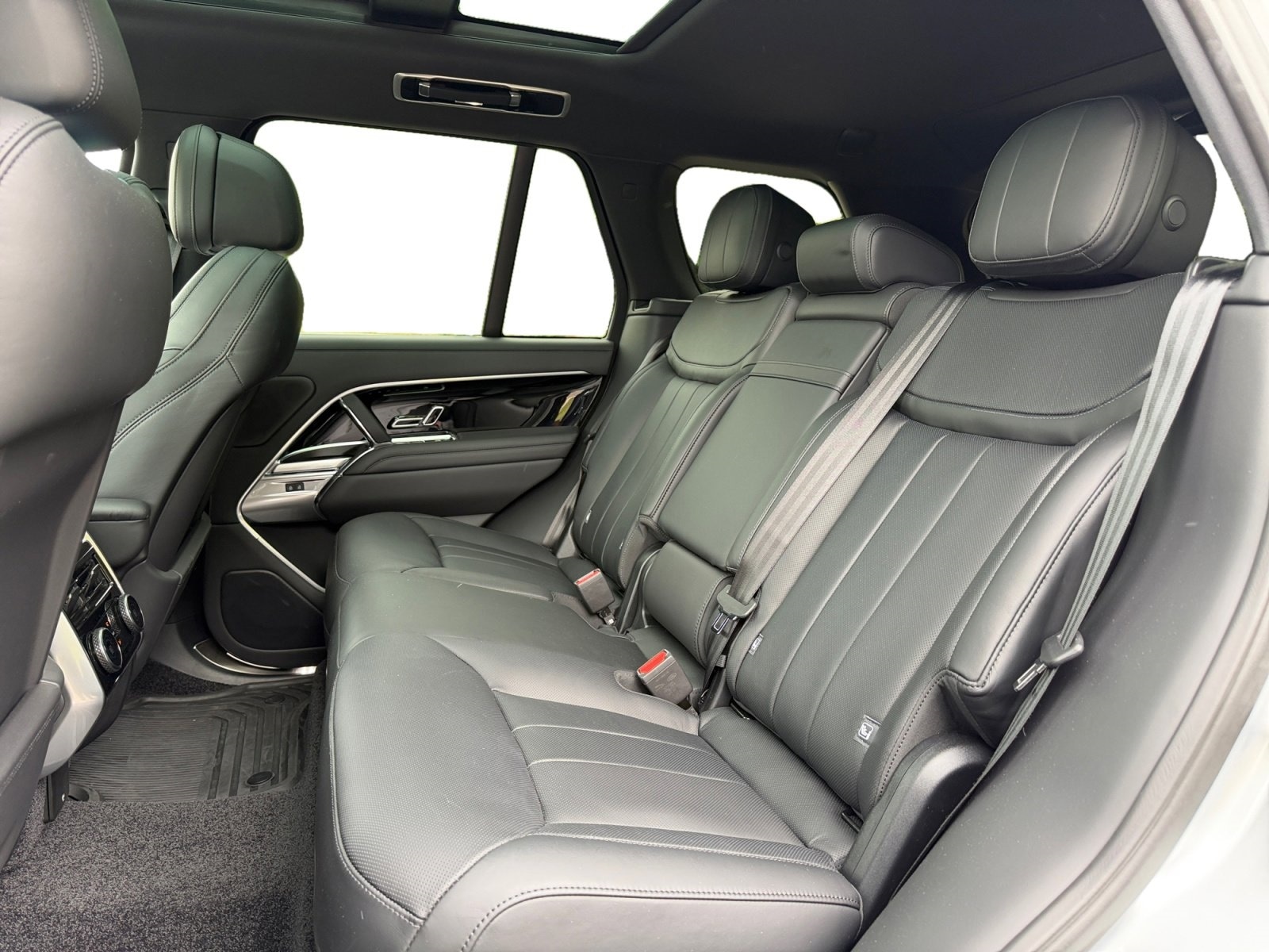 2025 Land Rover Range Rover SE - Photo 16