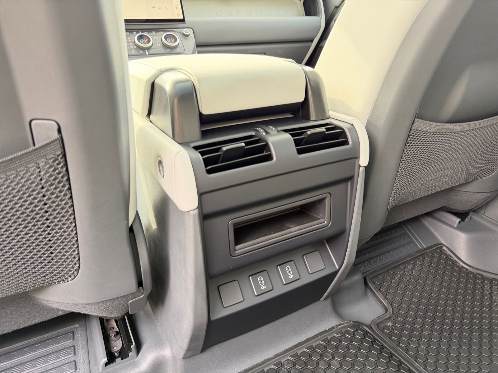 2026 Land Rover Defender X-Dynamic SE - Photo 18