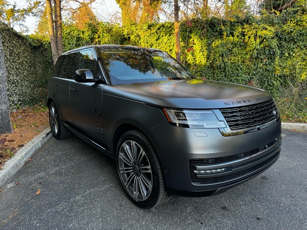 2025 Land Rover Range Rover SE photo 3