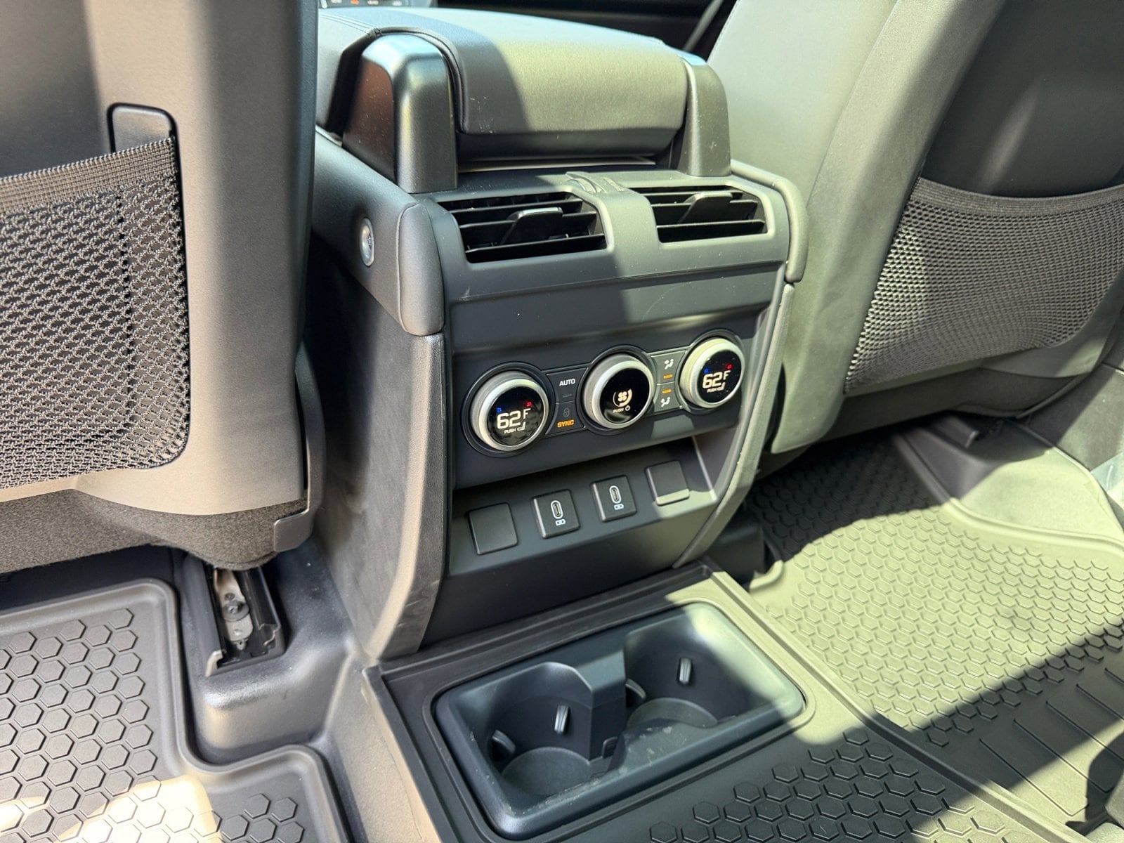 2026 Land Rover Defender X-Dynamic SE - Photo 18